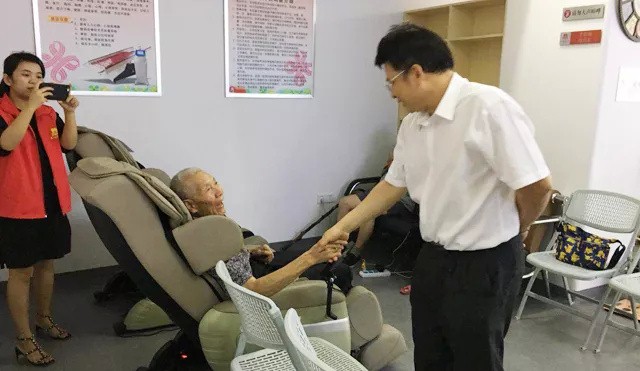 贯彻落实养生结合理念， 黄石社区居家养老中心获广州市民政局局长肯