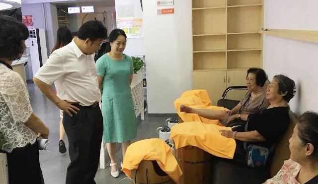 贯彻落实养生结合理念， 黄石社区居家养老中心获广州市民政局局长肯