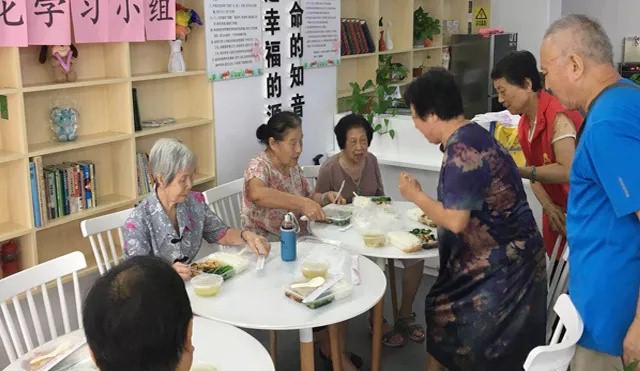 贯彻落实养生结合理念， 黄石社区居家养老中心获广州市民政局局长肯