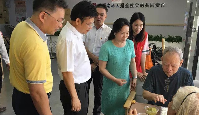 贯彻落实养生结合理念， 黄石社区居家养老中心获广州市民政局局长肯
