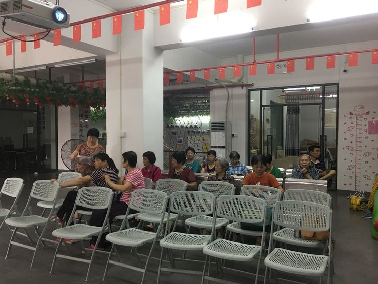 黄石街社区居养中心“开心老人庆五一”