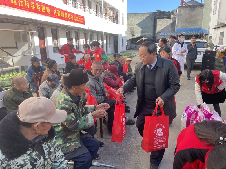 县政协“爱心”服务志愿分队到汤泉乡敬老院开展爱心义诊及送温暖活动