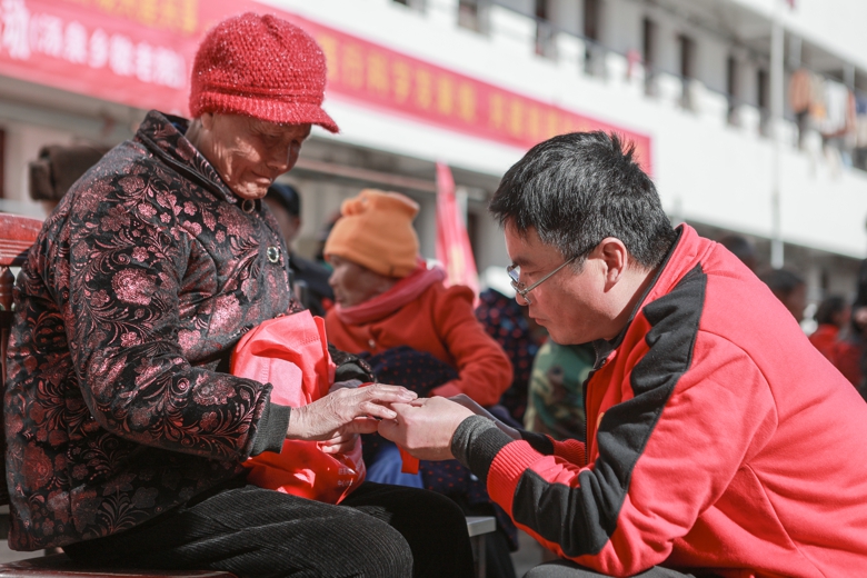 县政协“爱心”服务志愿分队到汤泉乡敬老院开展爱心义诊及送温暖活动